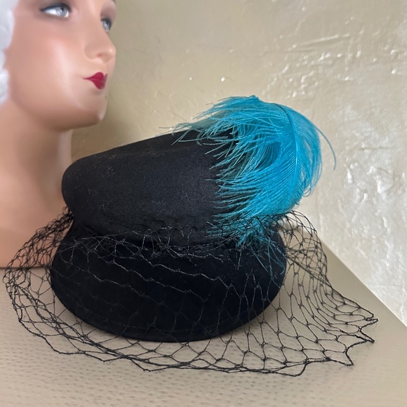 IMPRESSIVE 1940s\' BLACK FELT TILT HAT WITH AQUA FEATHER & BLACK VEIL main image 5
